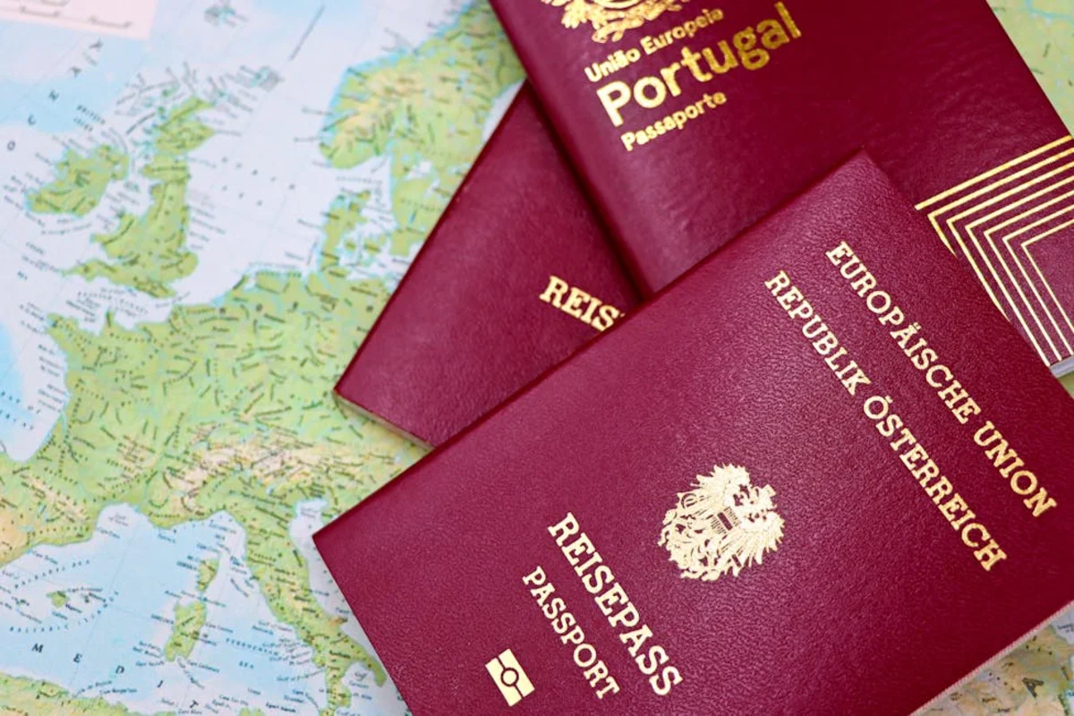 Pasaportes europeos sobre un mapa del mundo — requisitos Schengen para viajar a Europa