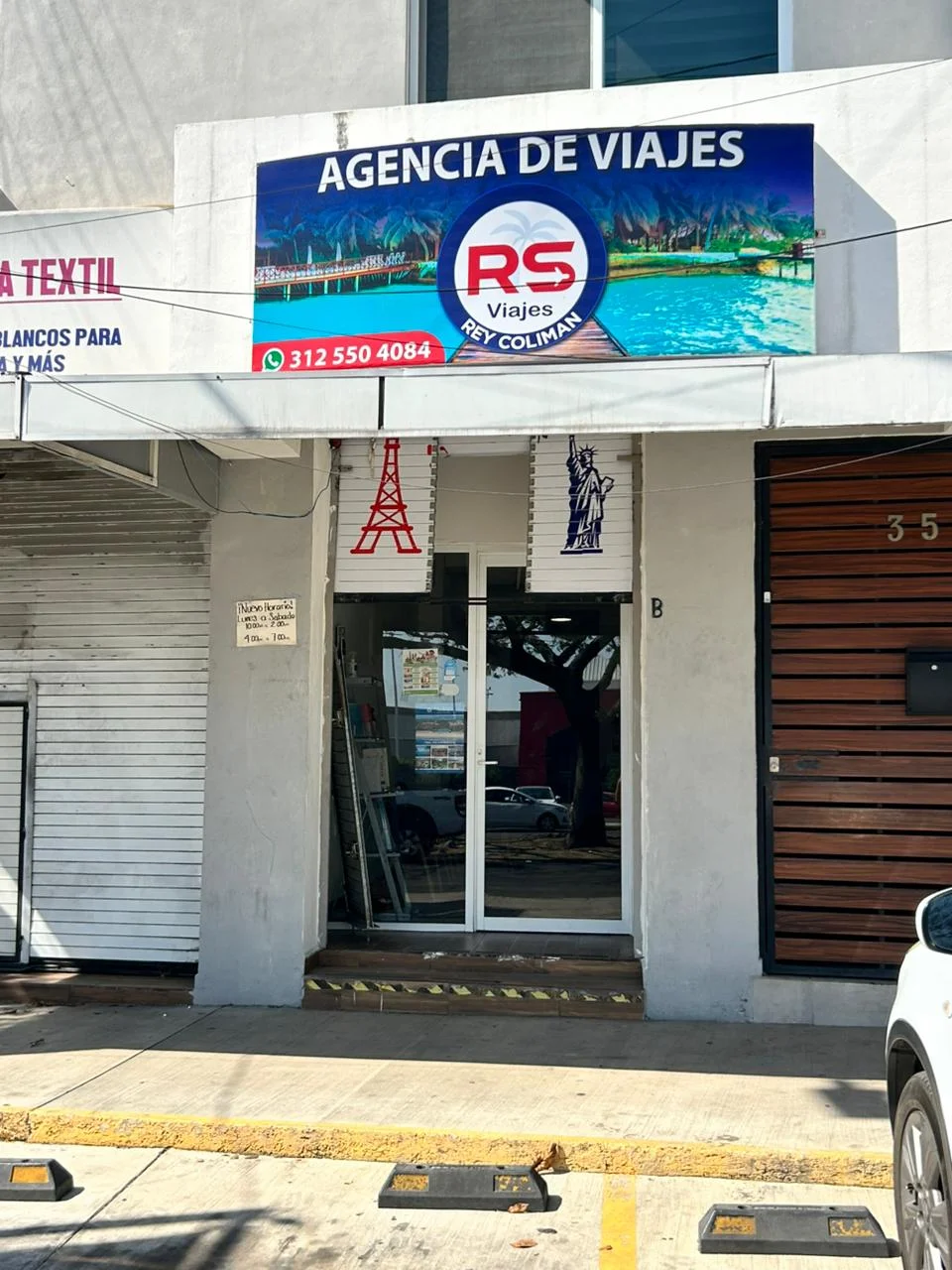 Equipo profesional de RS Viajes Rey Colimán atendiendo a clientes en su oficina en Villa de Álvarez, Colima